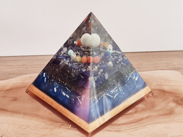 Orgonite pyramide lapis lazuli sphère et bracelet 7 chakras